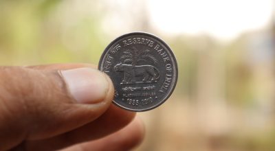 手机App换汇界面截图，支付宝与招商银行掌上生活换汇页面并排对比，暗色系界面配橙色确认按钮，操作流程清晰